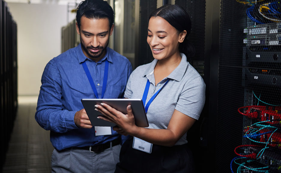 A man and a woman discussing about workload Shift to Cloud