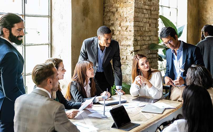 Ein multikulturelles Team aus Geschäftsleuten in einem Meeting