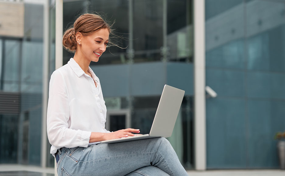 屋外でパソコン作業をしている女性