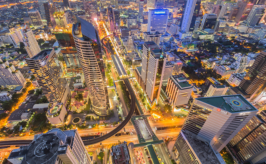 夜景の都会の街並みを上空から撮影した写真。