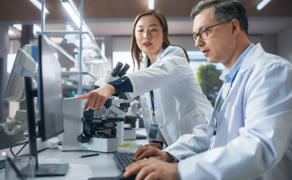 パソコンを操作する医療従事者