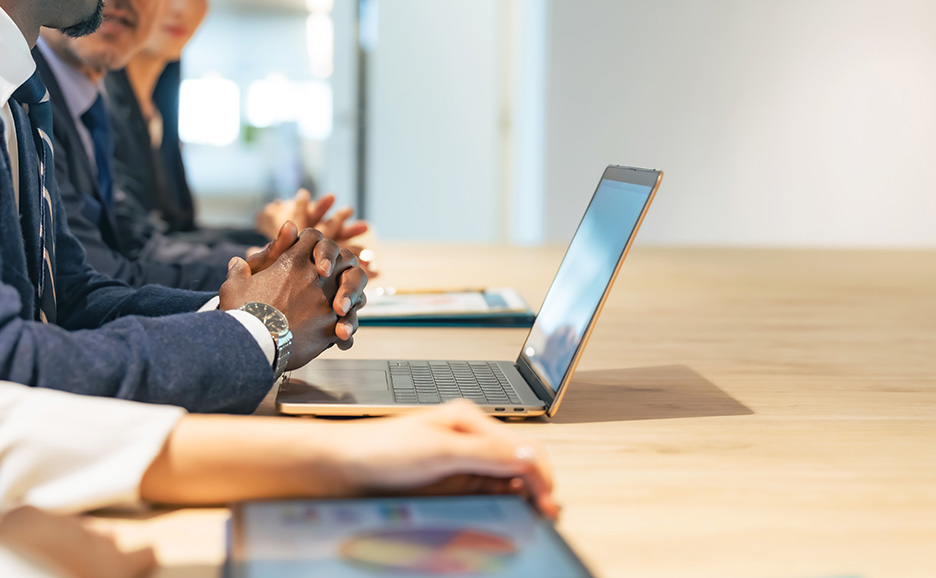 会議室で話し合うビジネスパーソン