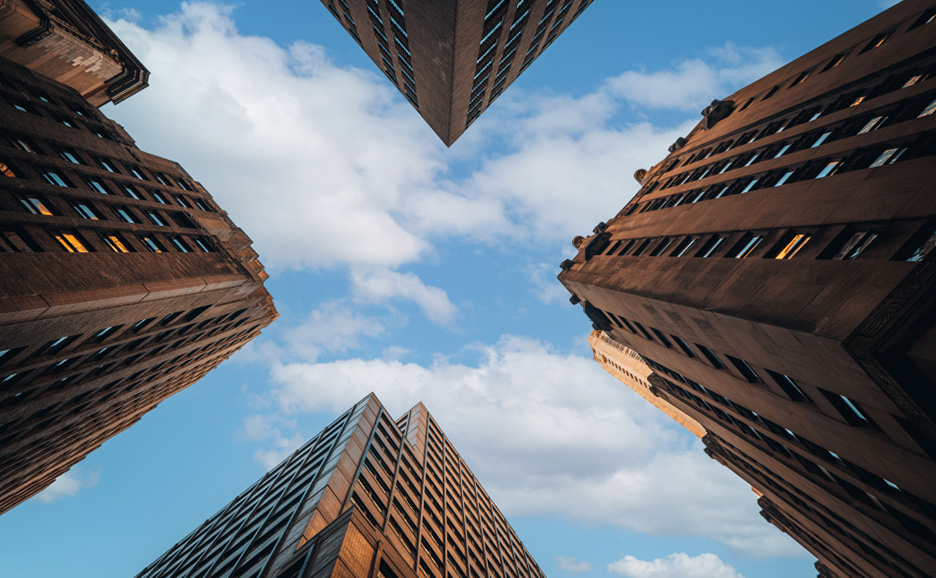 下から見た高層ビルと青空
