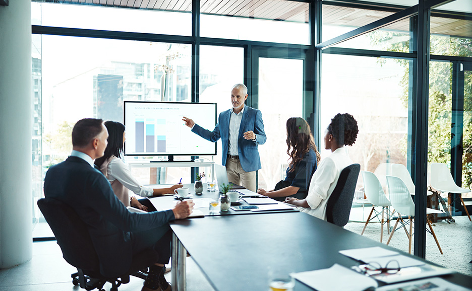 オフィスでプレゼンテーションを行うビジネスパーソン