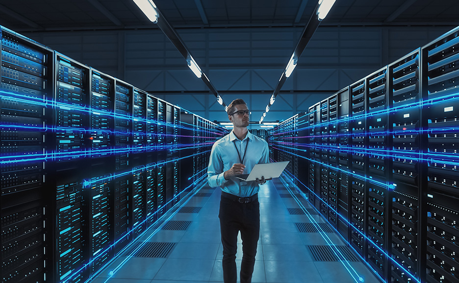 データセンターで作業するエンジニア