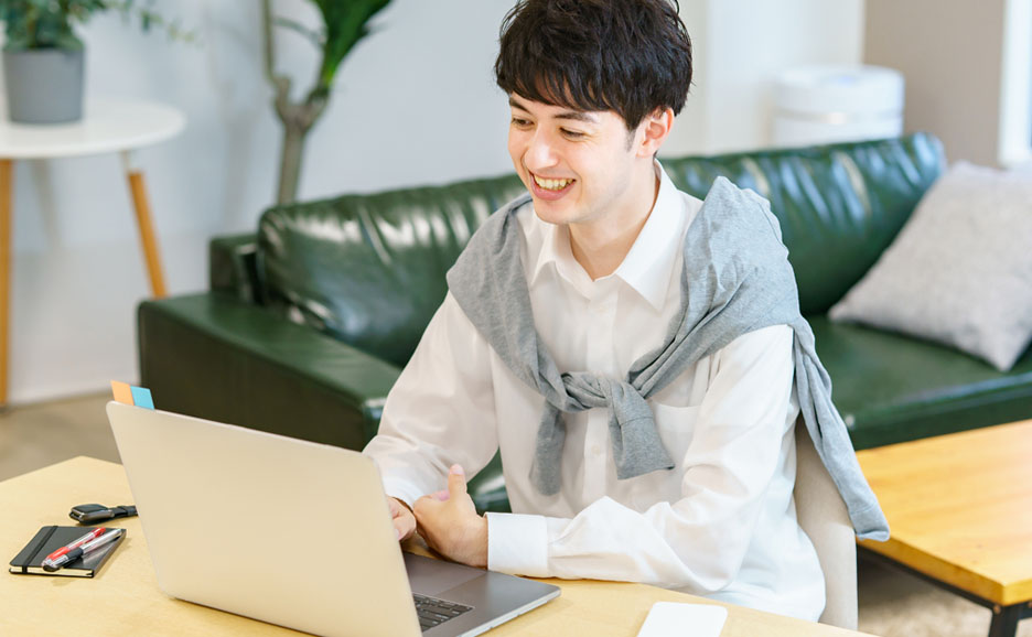 自宅でPC作業をする男性