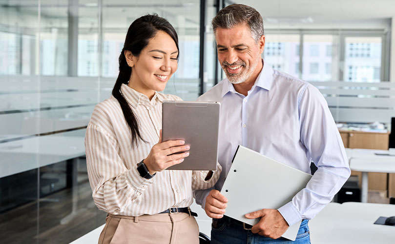 Zwei Geschäftskollegen, die gemeinsam im Büro arbeiten