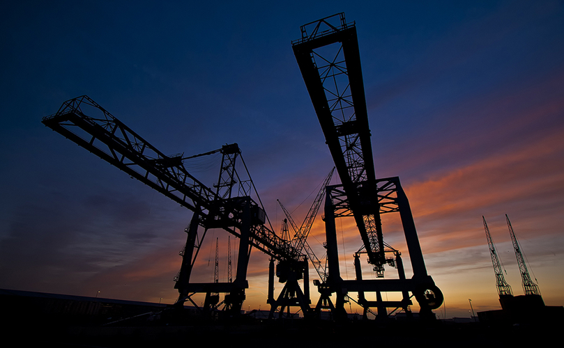 Silhouetten von Hafenkränen in der Dämmerung