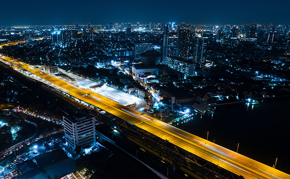 サプライチェーンを支える都市と高速道路