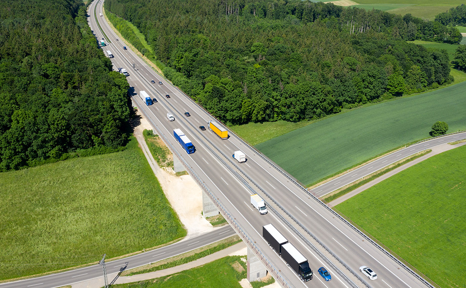 Luftaufnahme eines Lkw auf einer Autobahn