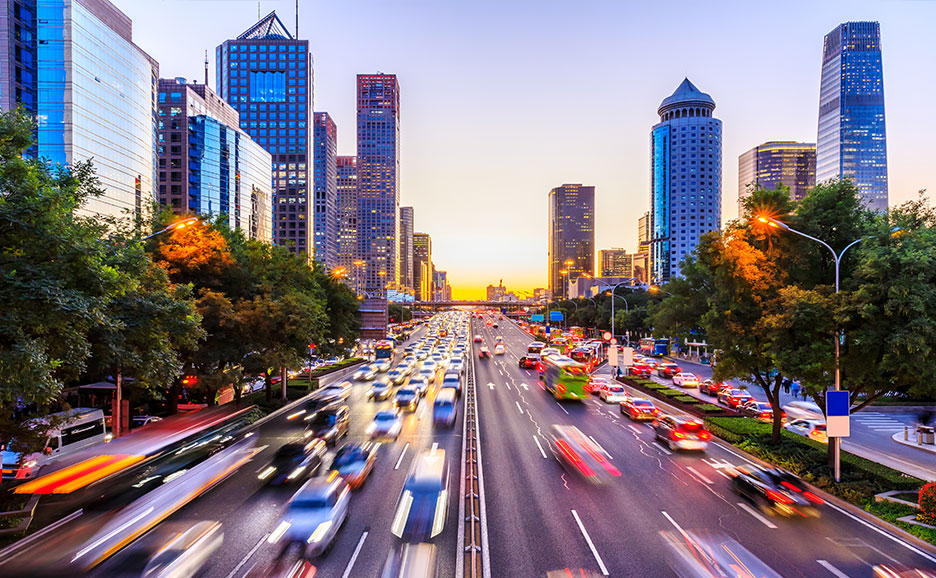 交通量が多い夕方の都市高速道路