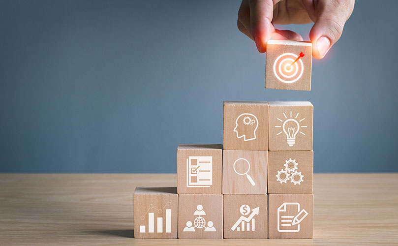 木製ブロックに描かれた目標達成のステップ。