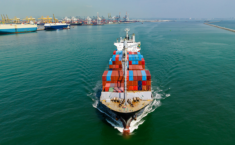 コンテナ船輸送と商業港の画像