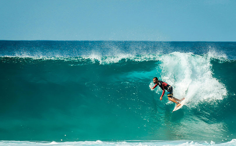 Surfer auf einer Welle