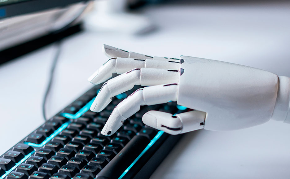 キーボードに伸びるロボットの手