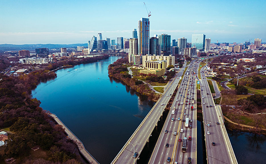都心に向かってまっすぐ伸びる道路