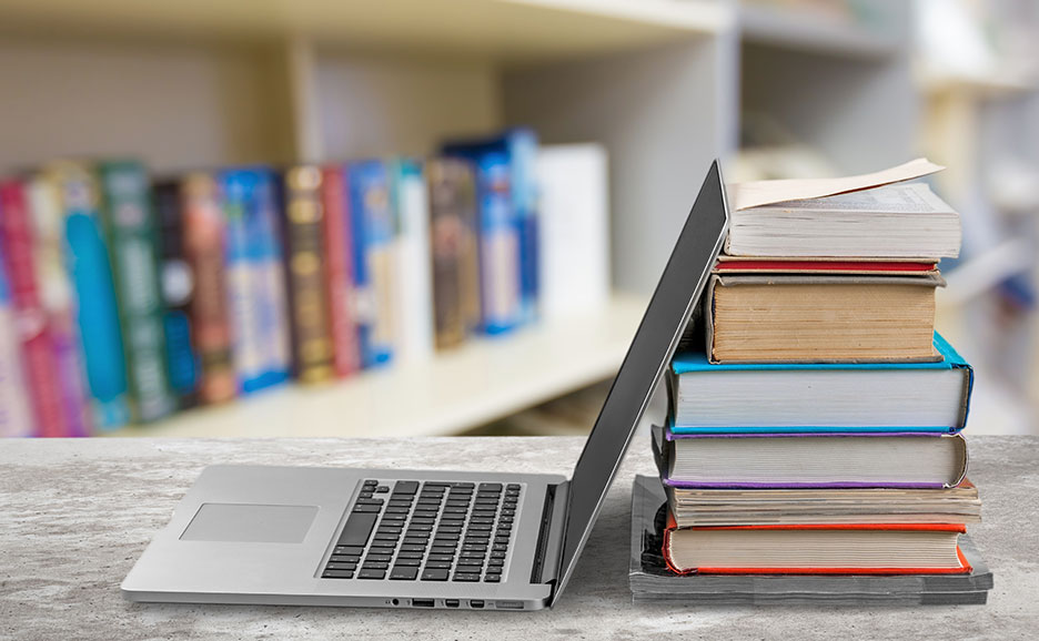 ノートパソコンと書籍