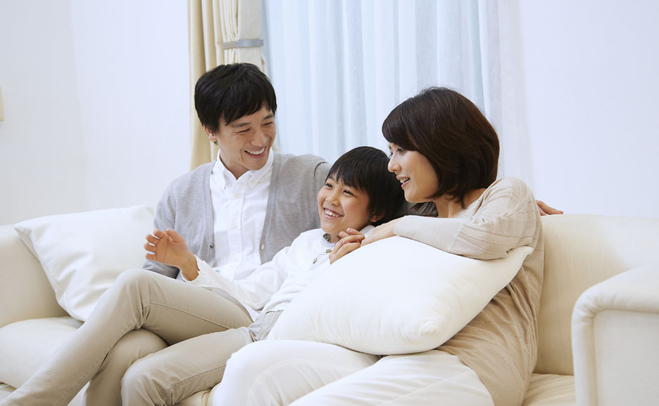 ソファでくつろぐ親子
