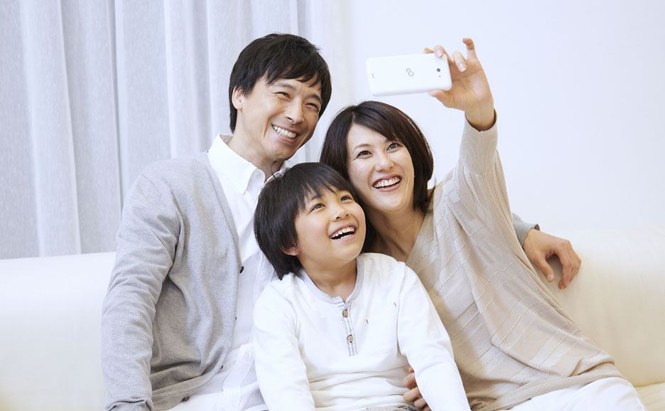 スマホに向かって笑顔を向ける親子