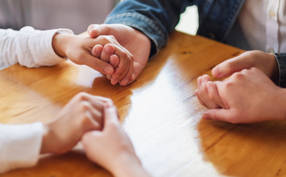 3人で手をつないで輪を作っている