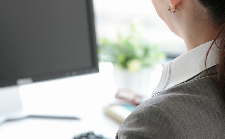 パソコン作業をする女性