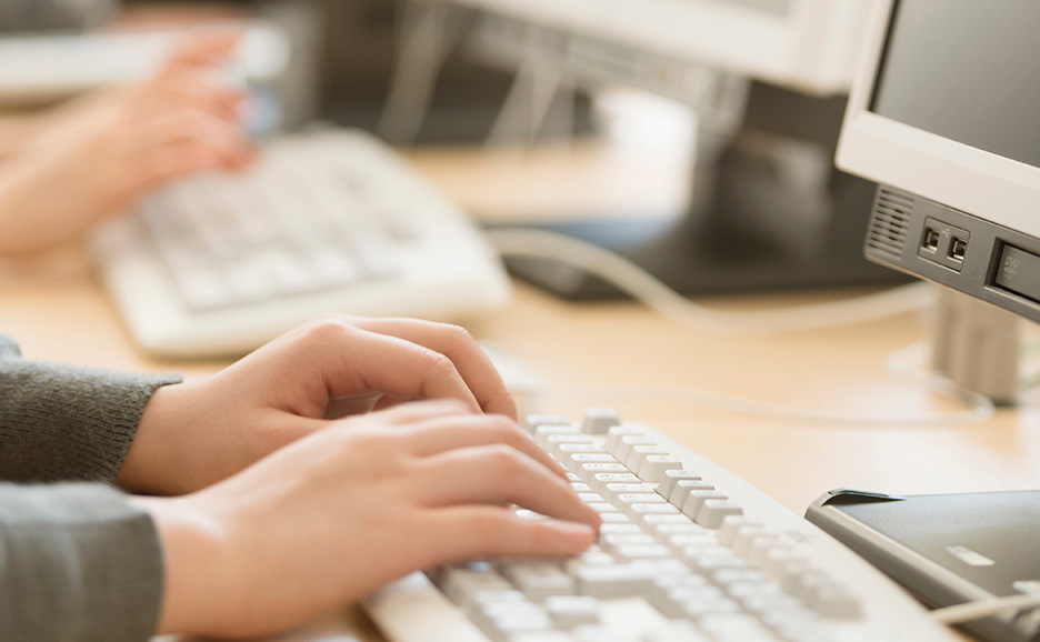 パソコン作業をする手元