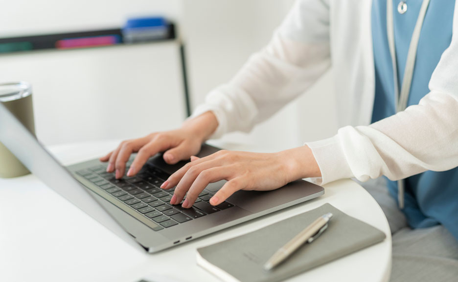 パソコン作業している人