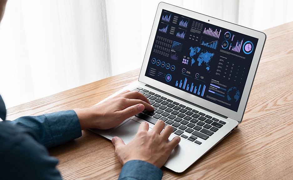 ノートPCを操作する男性