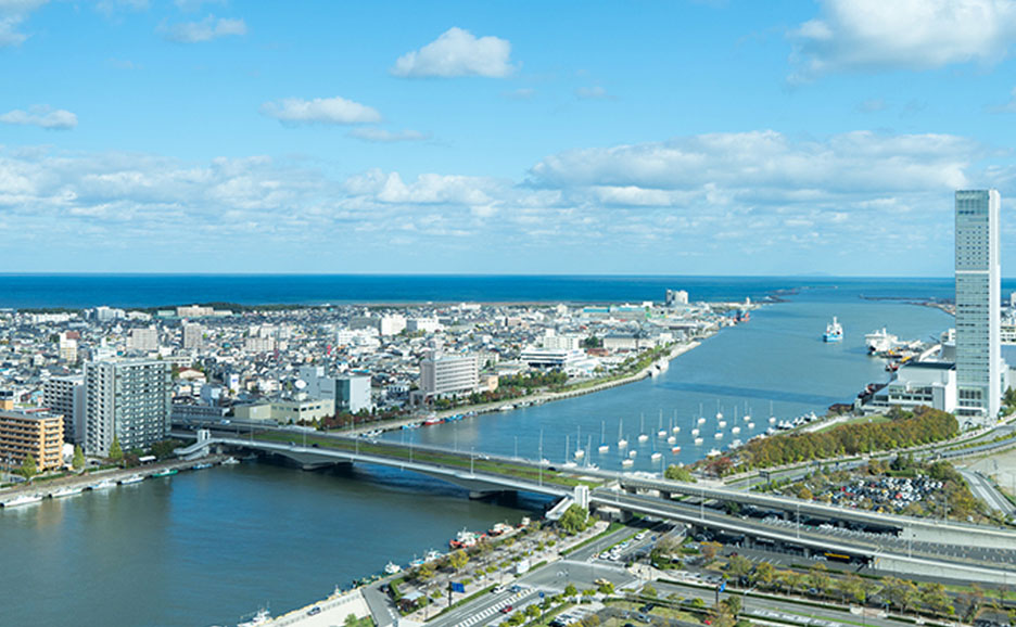 海に向かって伸びる河川と両サイドに広がる都心と道路