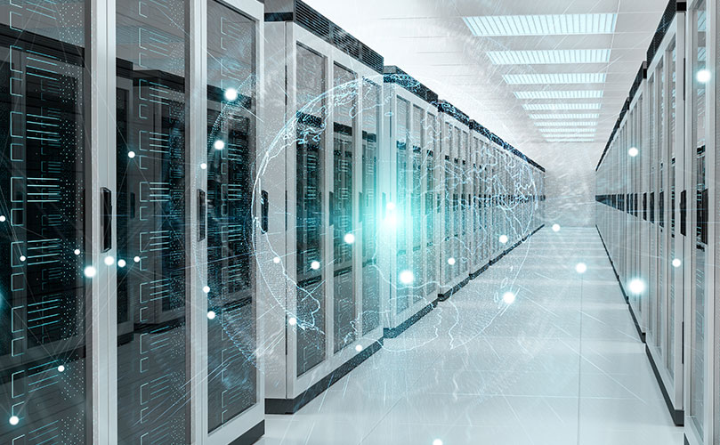 サーバーが並ぶ通路に、光るデジタルな地球儀が浮かぶ。