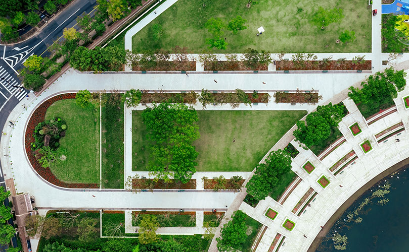 緑豊かな公園、道路、湖畔の上空からの眺め。