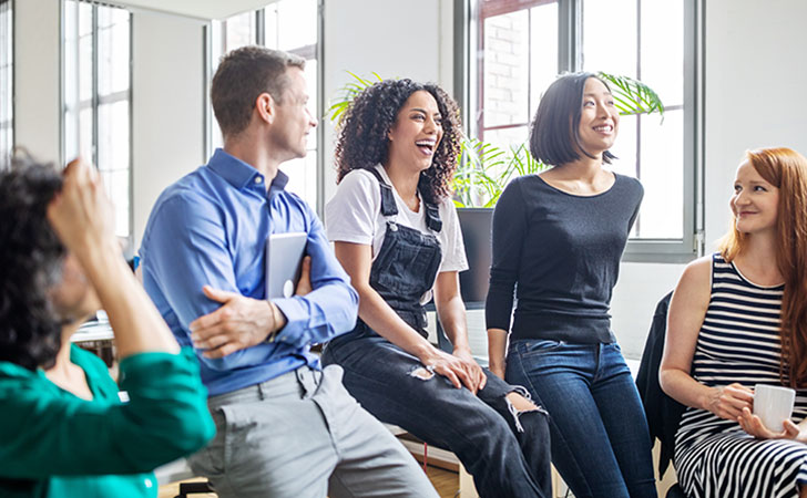 談笑している多様な若い男女