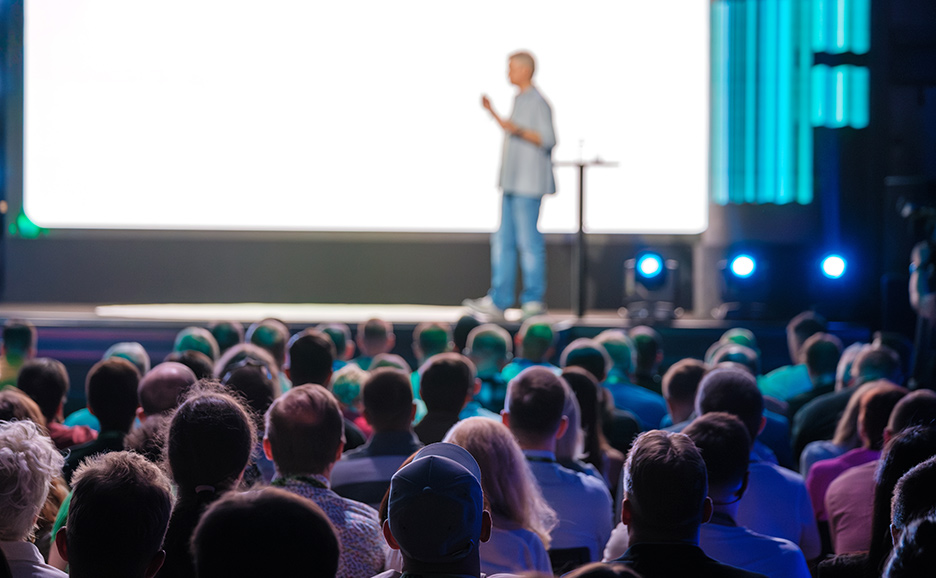 聴衆の前で講演する演者