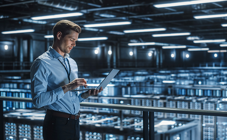 データセンターでノートPCを操作する男性