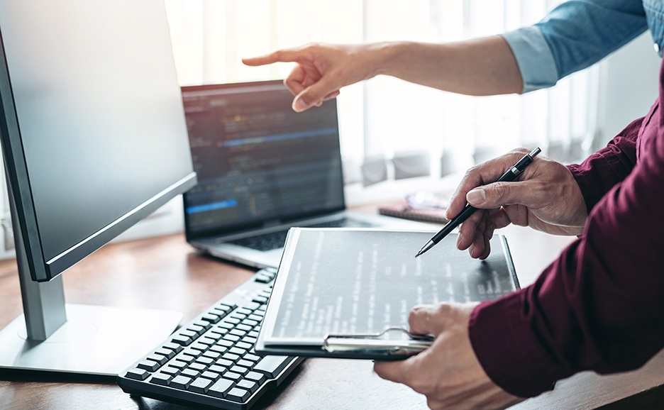 コードについて議論する2人の開発者