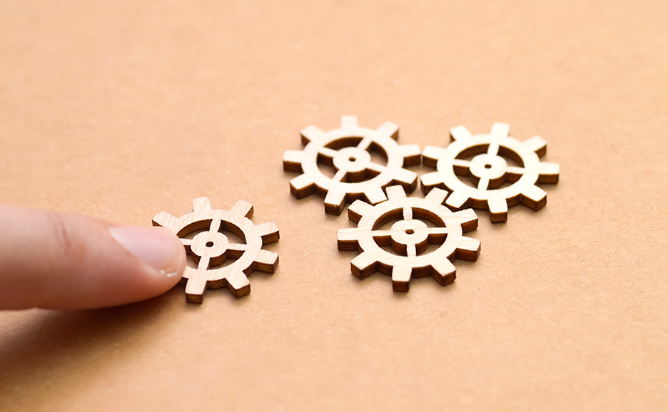 オフィスでパソコンを使うプログラマー