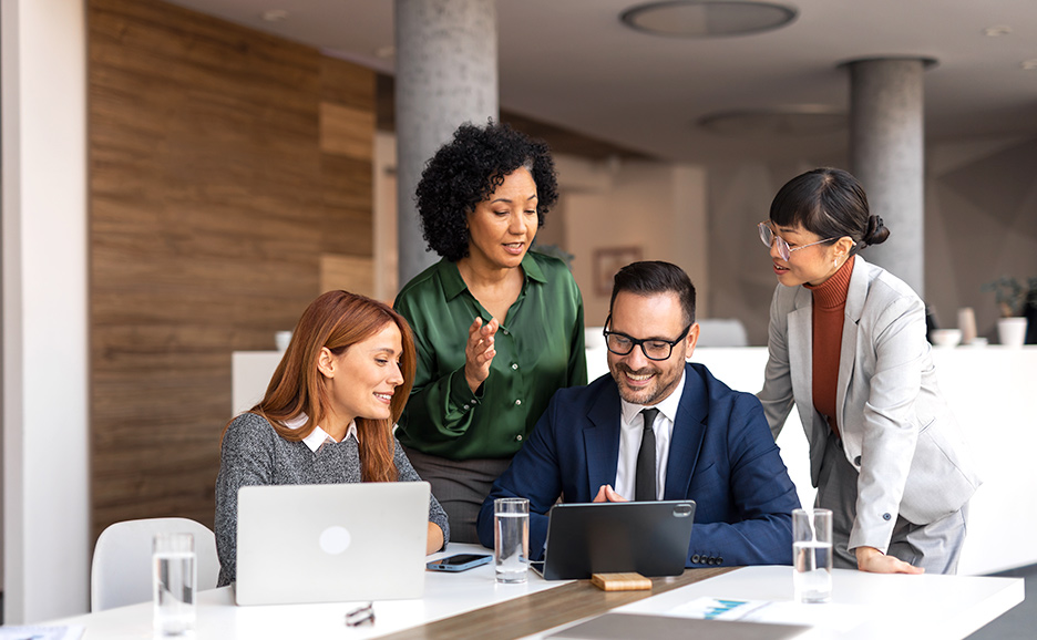 会議室で議論するプロのグループ