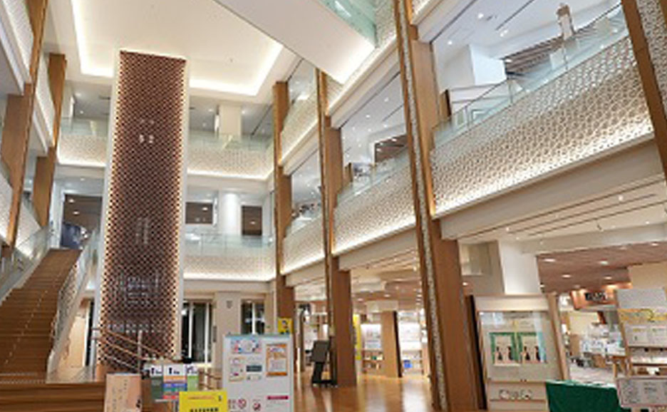 沖縄県立図書館内観