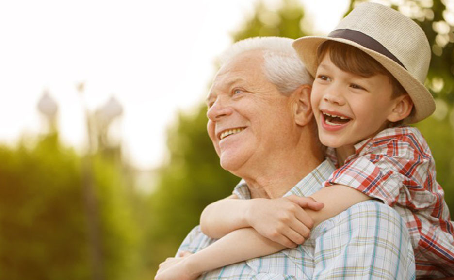 祖父の首に抱き着く孫
