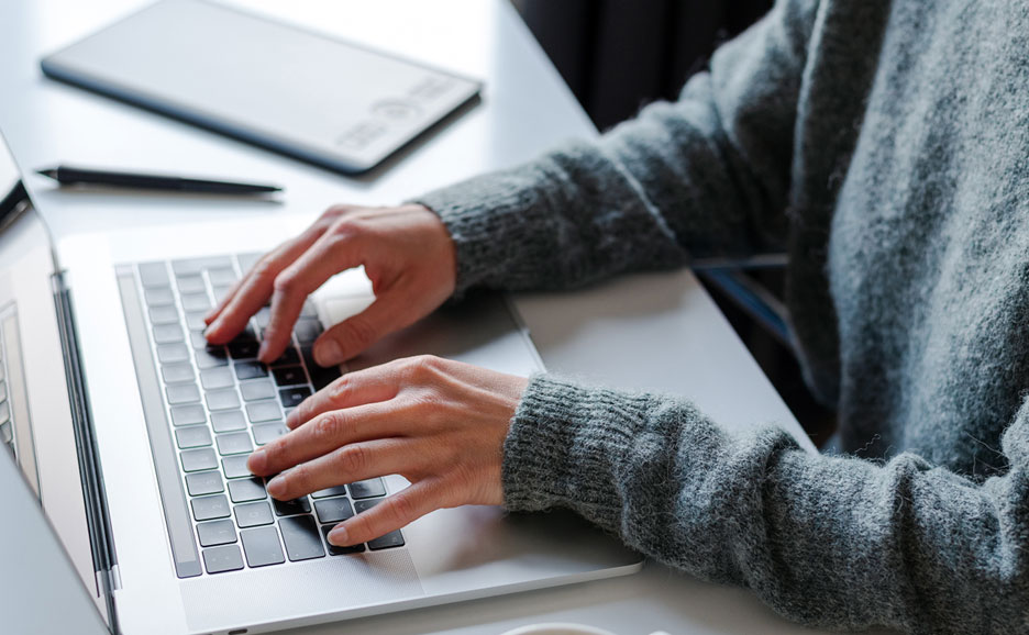 パソコン作業をする手元