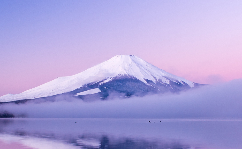 紫色の空の下、霧に包まれた富士山