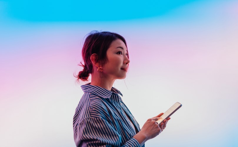 Una niña sosteniendo un teléfono