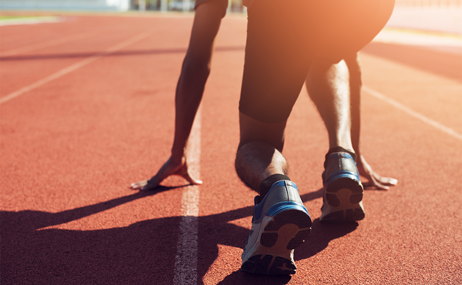 クラウチングスタートの姿勢を取るランナー