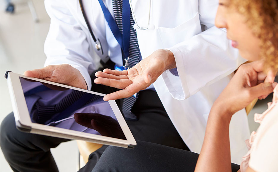 タブレットを見ながら討論する医療従事者