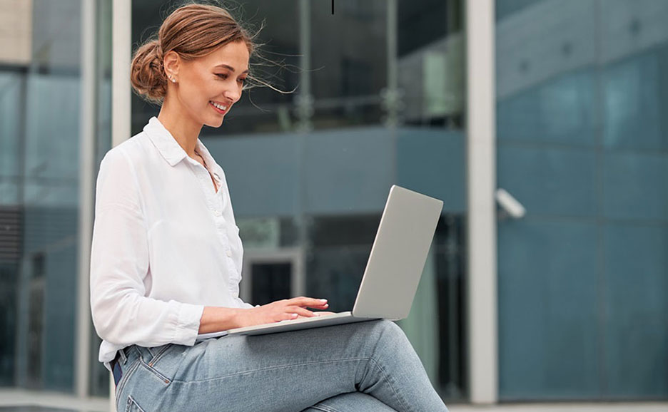 屋外でパソコン作業をしている女性