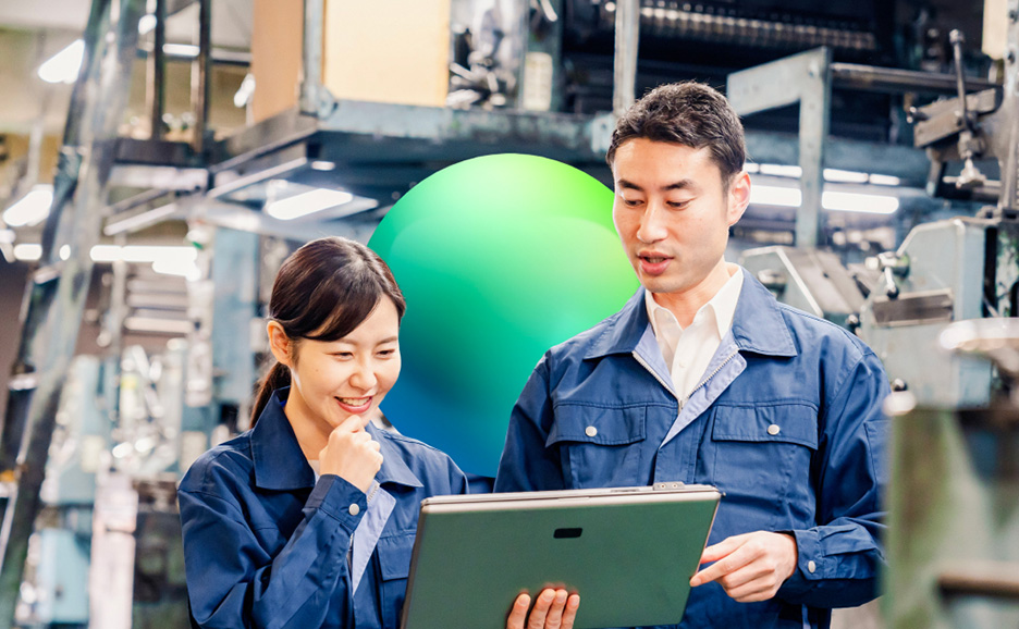 現場で打合せをしている男女