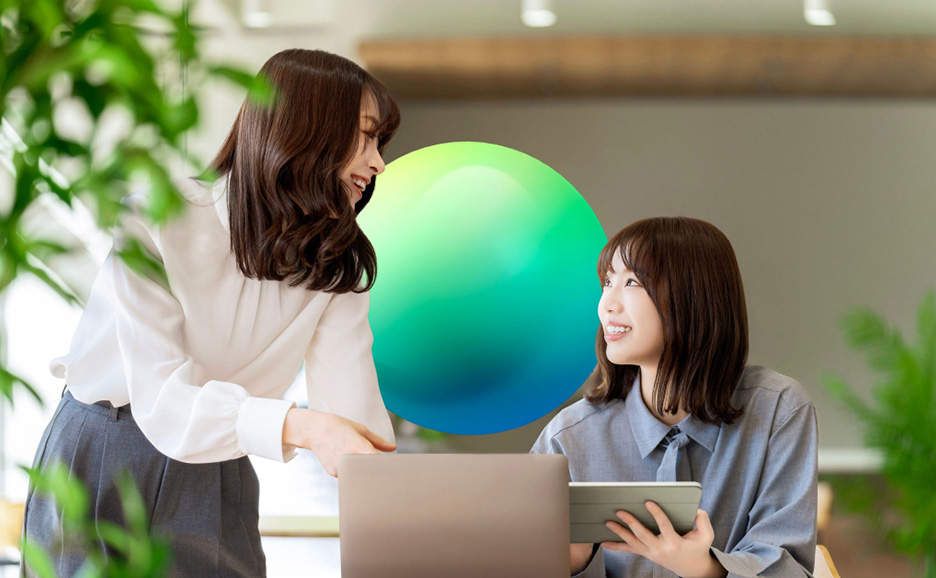 タブレットを操作しながら話している2名の女性