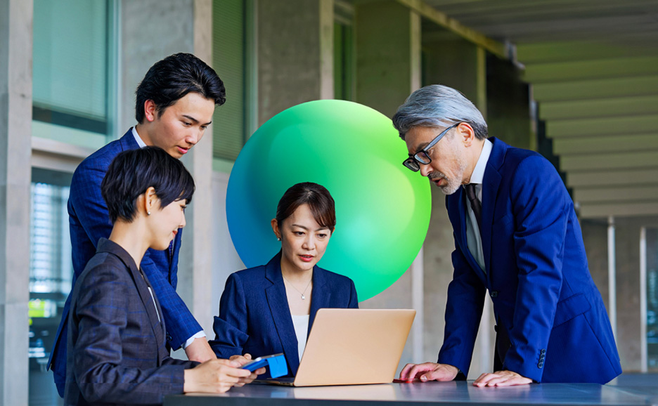ノートパソコンを見ているプロジェクトメンバー