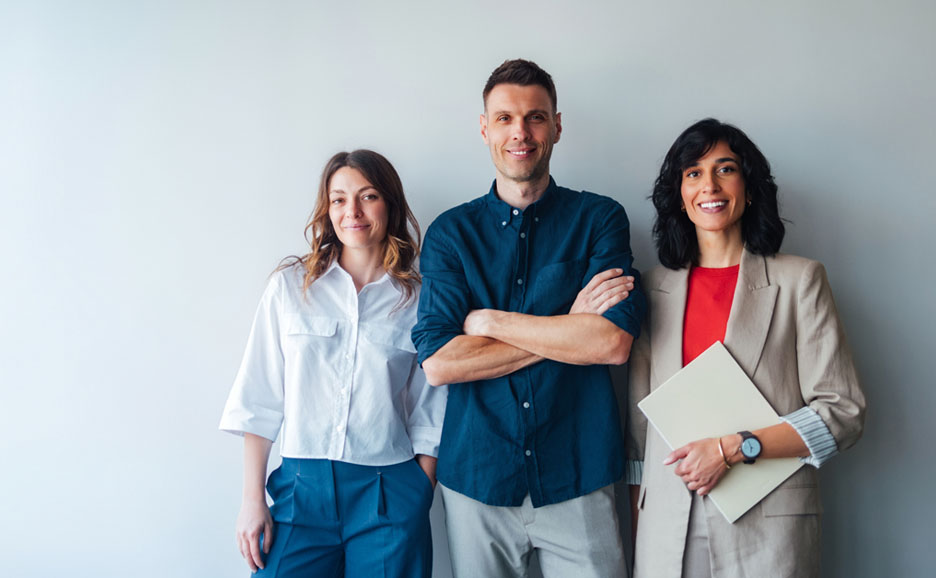 ポーズをとる三人のビジネスパーソン