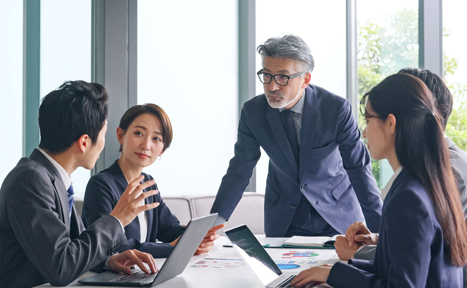 ミーティングをしている5人のプロジェクトメンバー